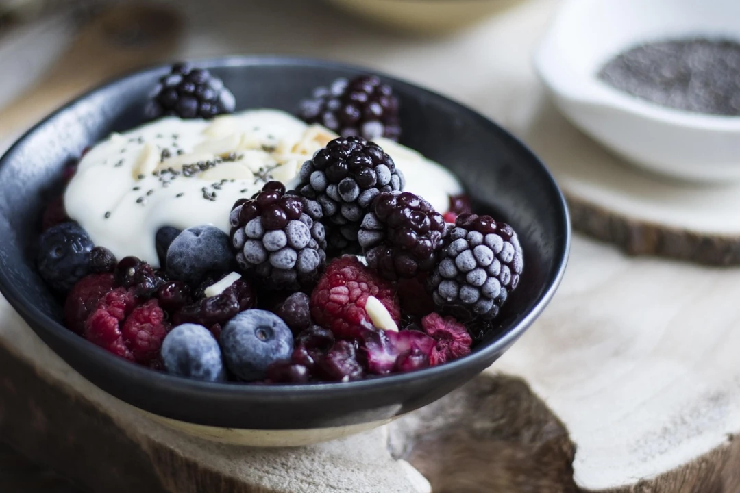 Smoothie bowl z jagodami, jogurtem i nasionami chia – zdrowe śniadanie w diecie przeciwzapalnej
